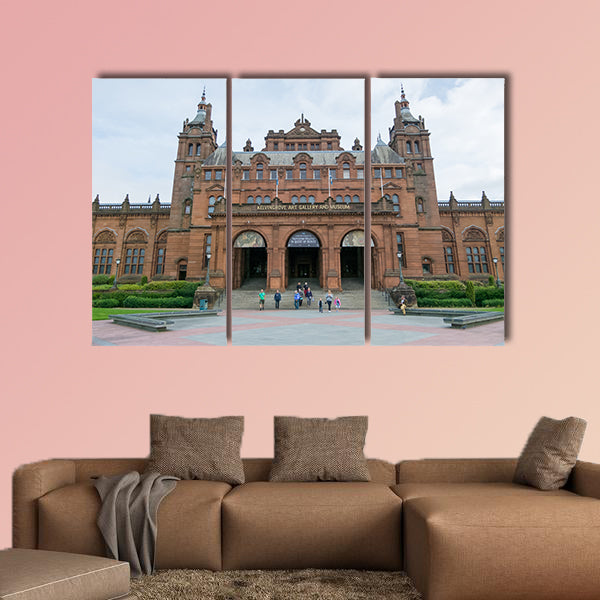 People walking in front of Kelvingrove Art Gallery and Museum in Glasgow